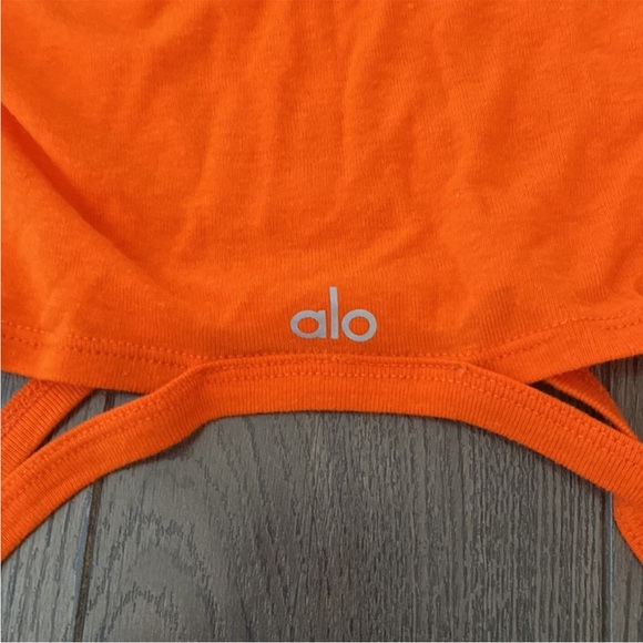 Alo Crop Top - Picture 3 of 3